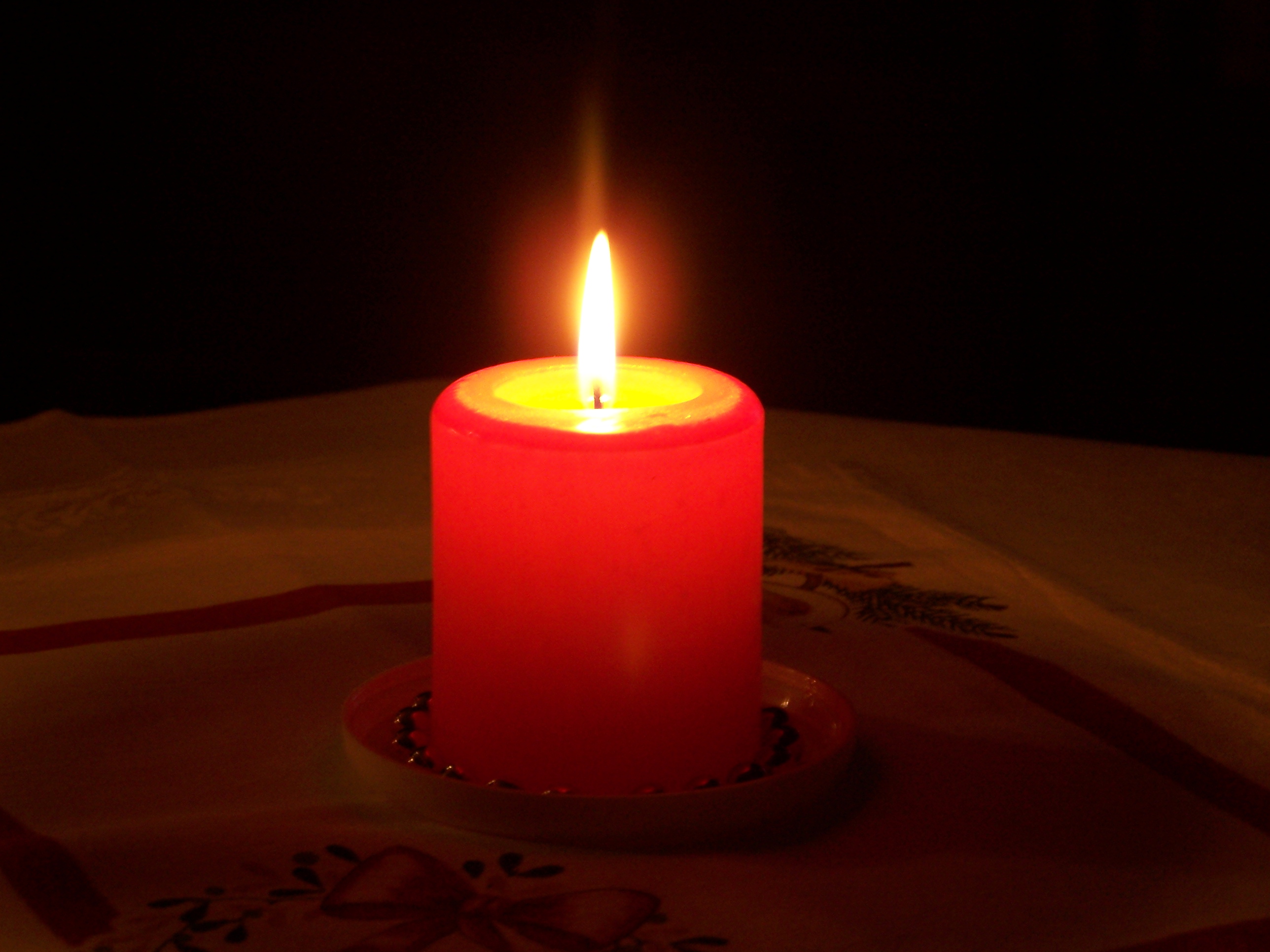 Красная горящая свеча
