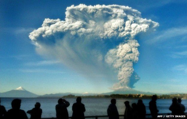 Evacuation as Calbuco volcano erupts in Chile - BBC News