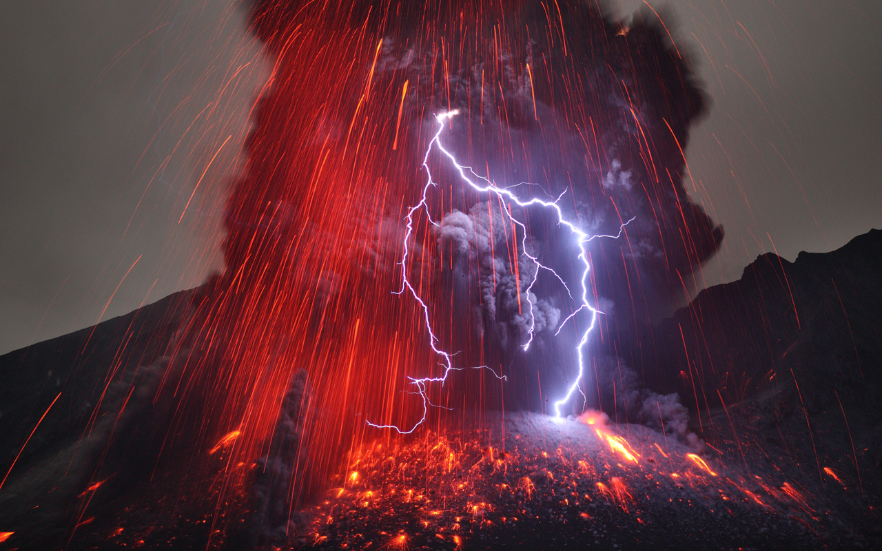 APOD: 2013 March 11 - Sakurajima Volcano with Lightning