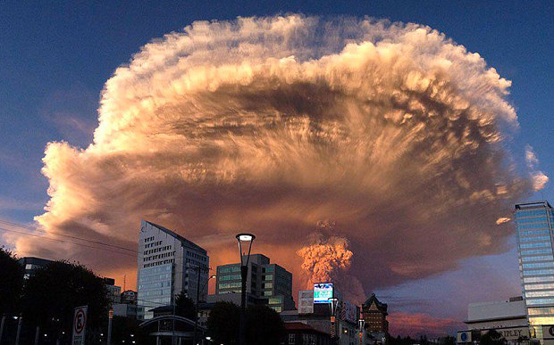 Video: Town evacuated in Chile as volcano erupts - Telegraph