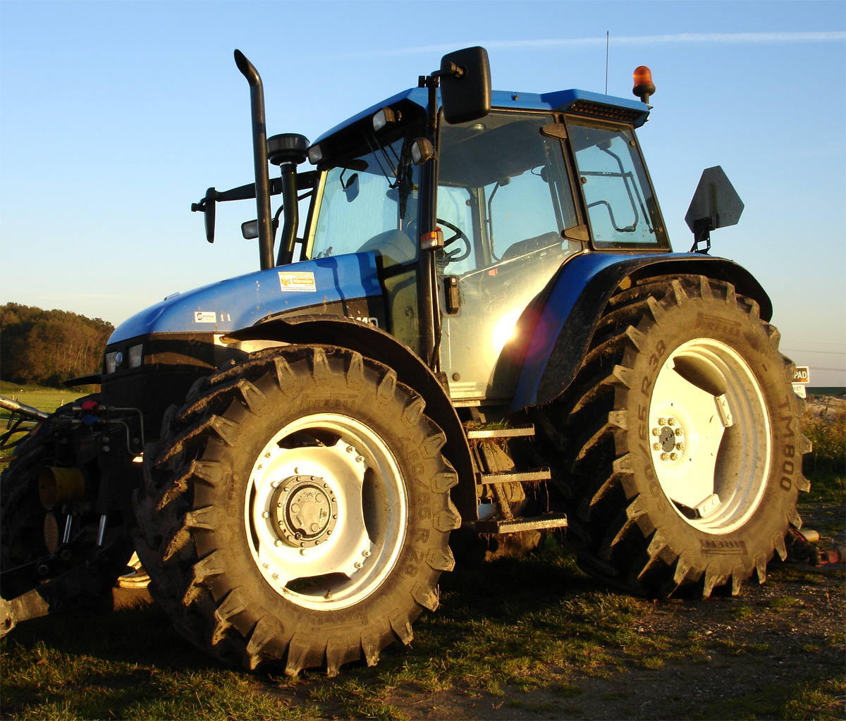 File:Modern-tractor.jpg - Wikimedia Commons