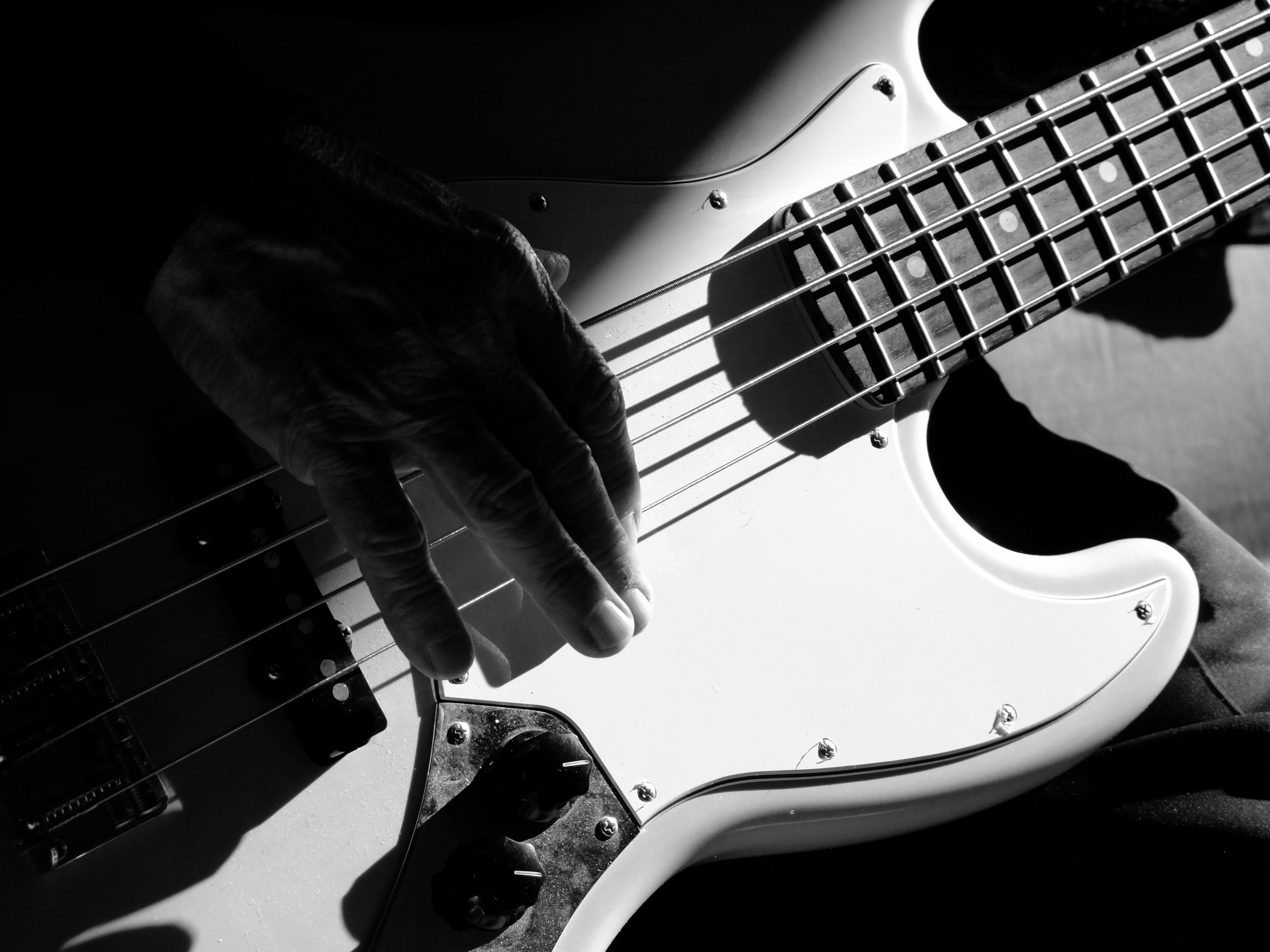 bass guitar black and white - Clip Art Library