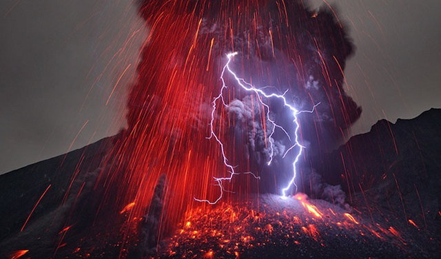 Volcano+erupting+with+ 
