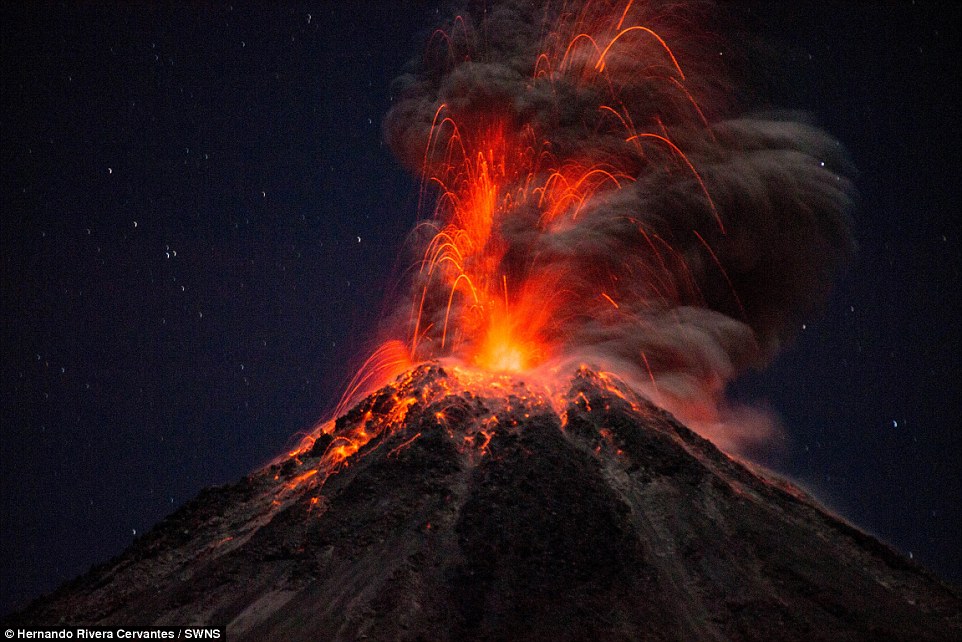Electrifying shots of Mexican volcanic eruption | Daily Mail Online