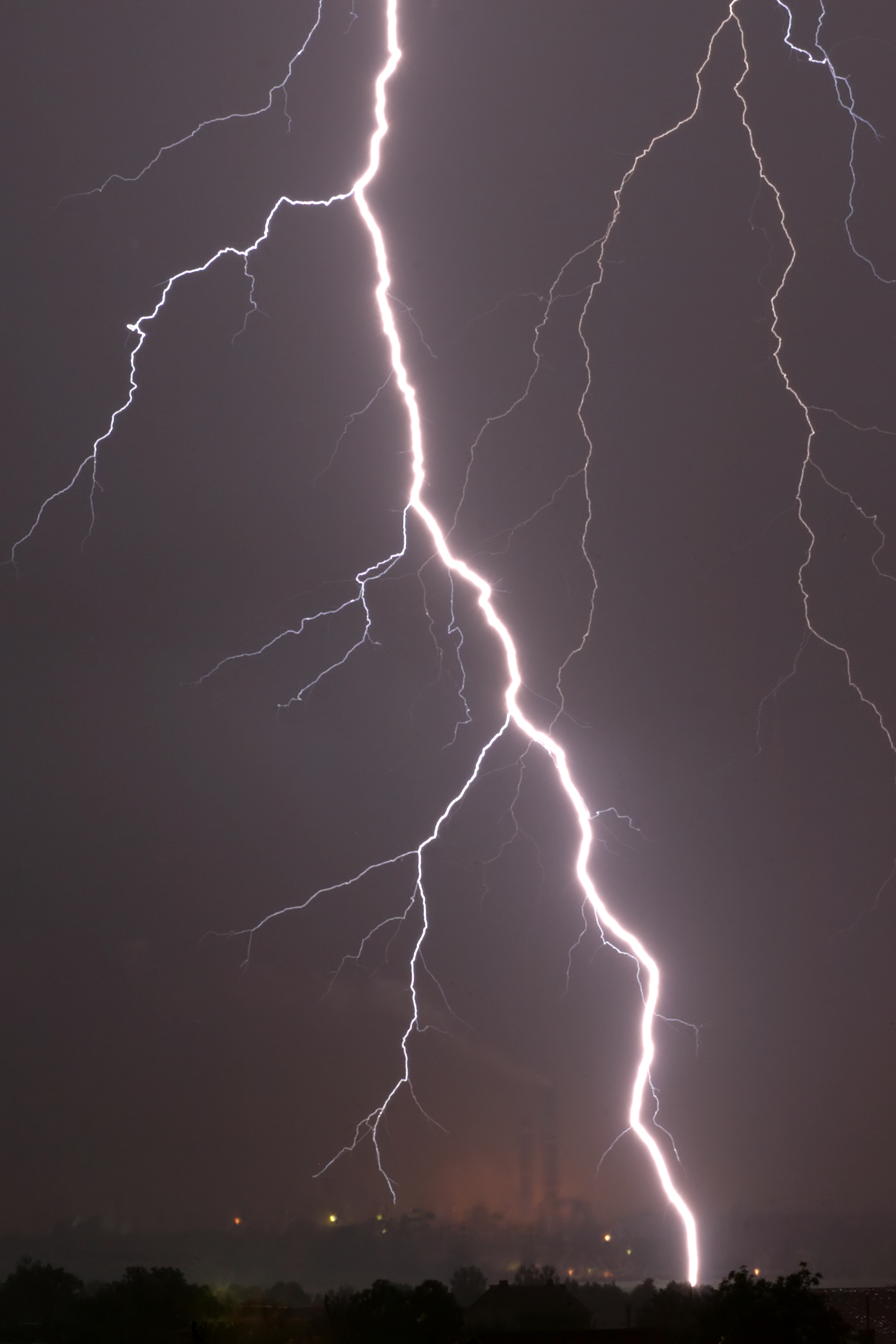 File:Lightning in Zdolbuniv - Wikimedia Commons