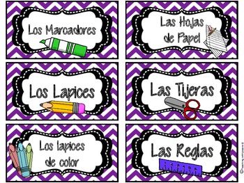 Six Spanish-language classroom supply labels with illustrations: markers, paper, pencils, scissors, colored pencils, rulers on purple chevron background.