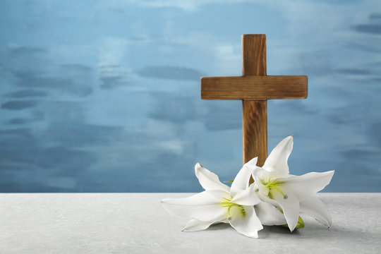 Cross with white lilies. christian symbol of purity and innocence ...