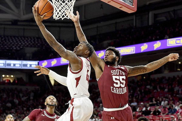 Arkansas vs. South Carolina Basketball Showdown - Key Play in Action