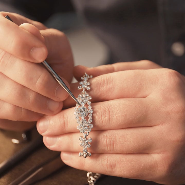 Expert Diamond Bracelet Setting - Precision Craftsmanship in Fine Jewelry