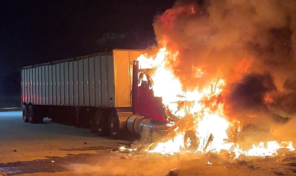 See how fire engulfed 18-wheeler cab on 5 Freeway in San Fernando ...