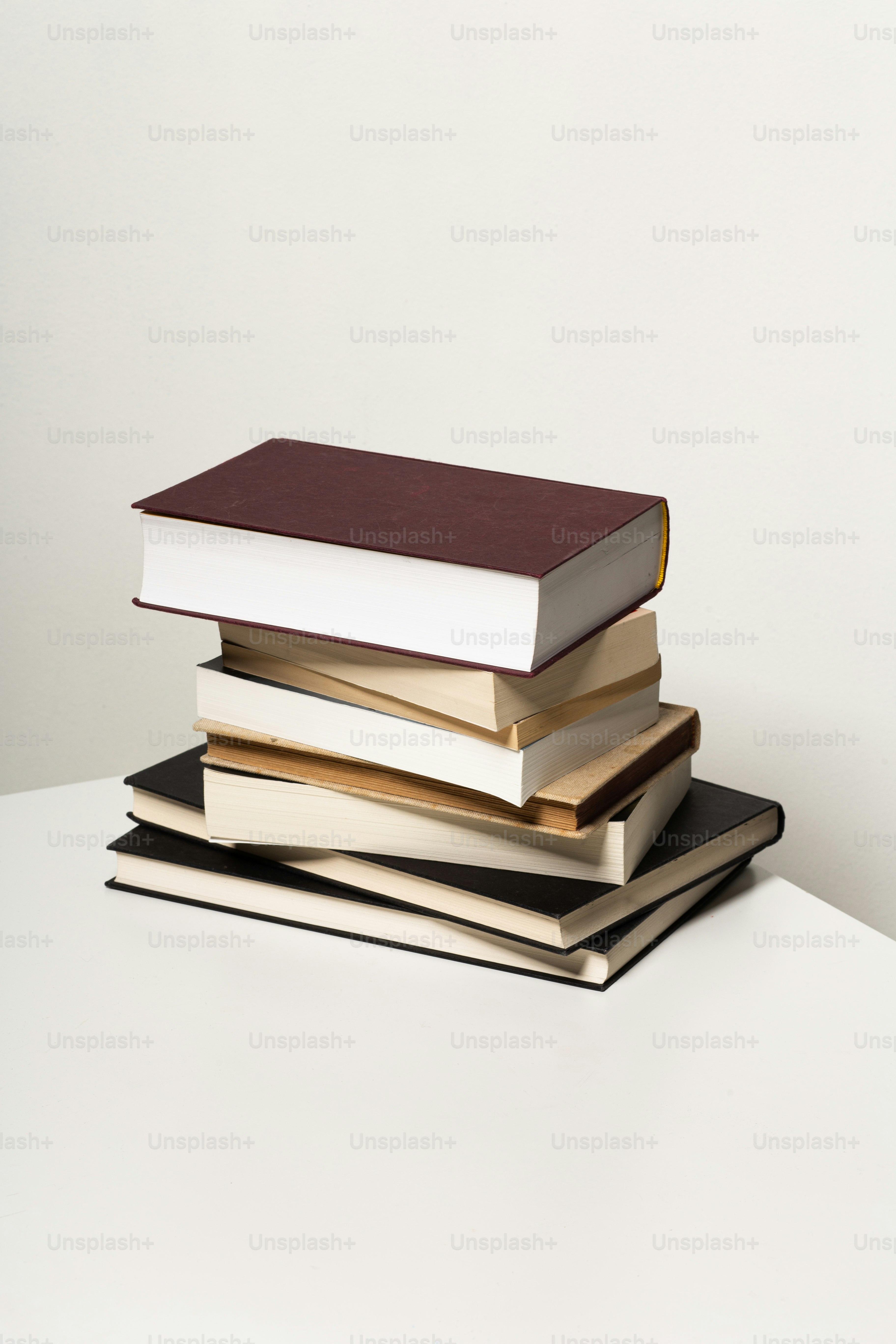 Book Pictures [HQ] | Download Free Images on Unsplash