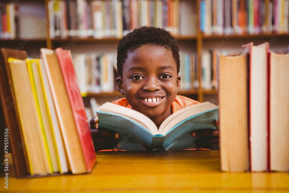 Stock-Foto „Cute african american boy reading book in library ...
