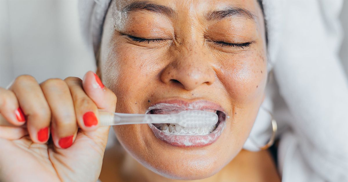 How to Brush Your Teeth with a Standard or Electric Toothbrush