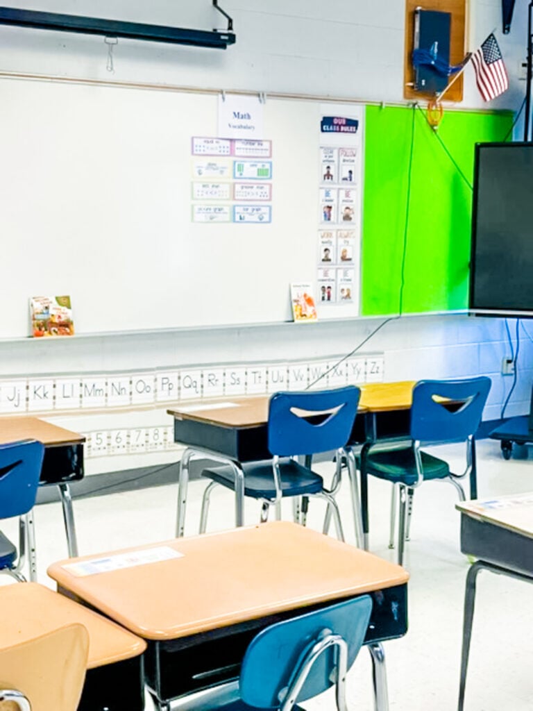 13 Classroom Desk Arrangement Ideas - Lucky Little Learners