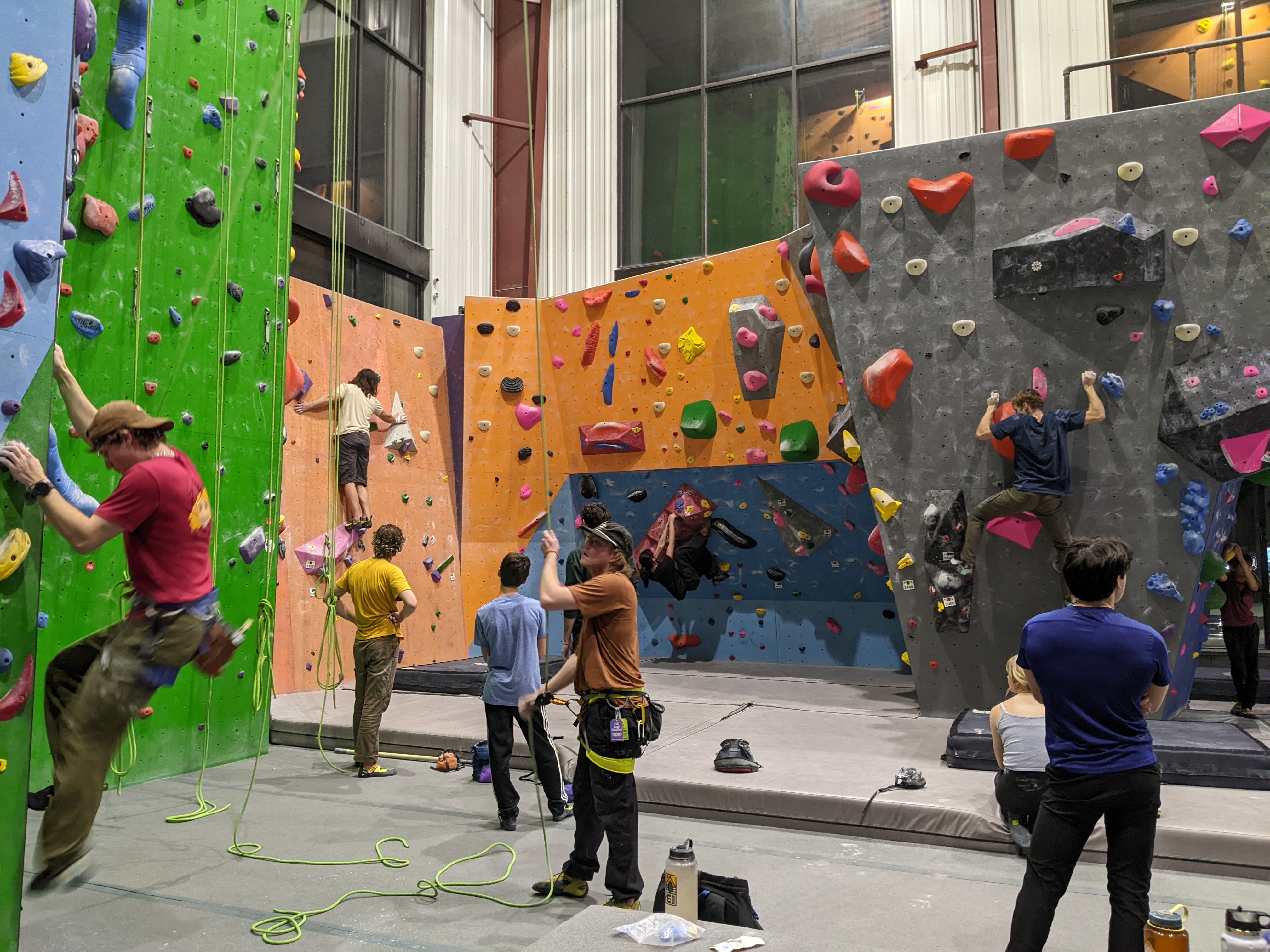 What to Expect When You First Visit an Indoor Rock Climbing Gym ...