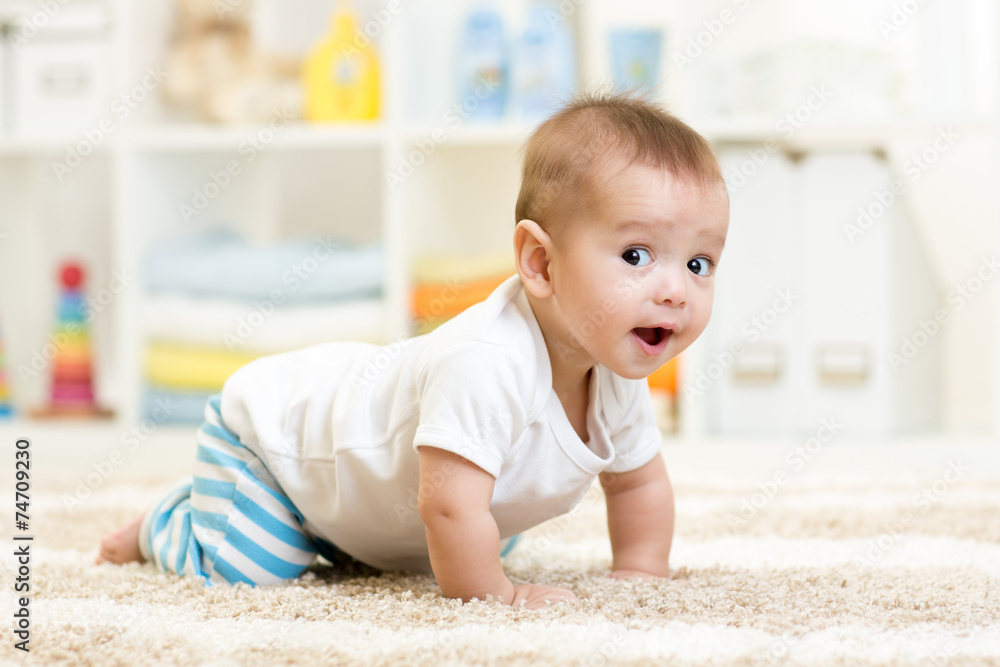 Poster, Wandbilder crawling baby boy indoors, 40x26.7 cm