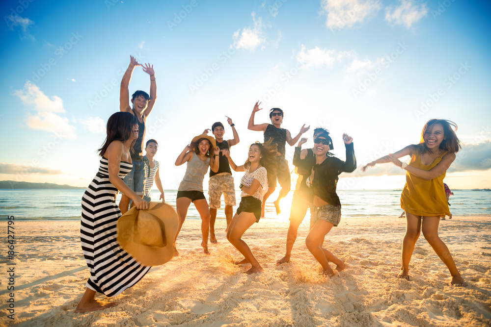 Stock-Foto „Happy people on beach“ | Adobe Stock