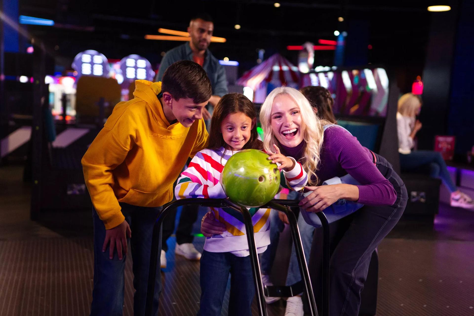 Bowling Tips &amp; Techniques | Hollywood Bowl