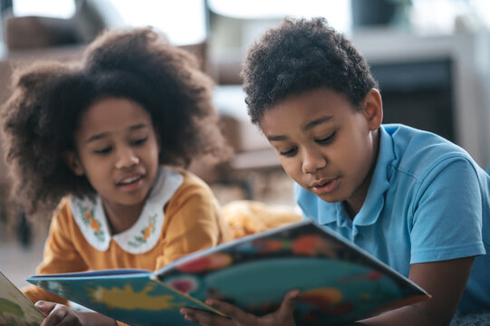 kids reading pictures
