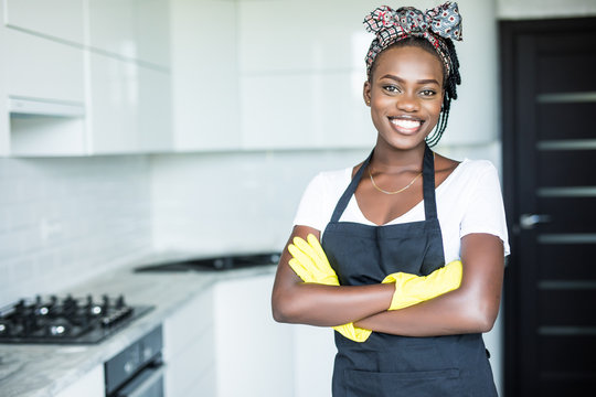 Black Maid Cleaning-Bilder: Stock-Fotos &amp; -Videos. | Adobe Stock