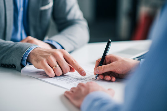 Signing Papers Images – Browse 4,953,620 Stock Photos, Vectors ...