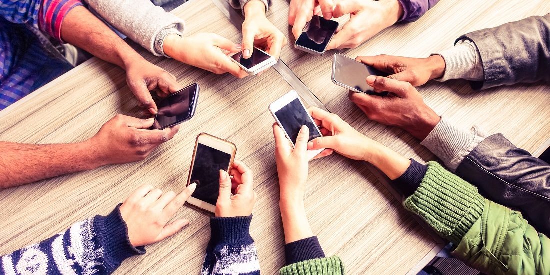 Why we use our smartphone at cafés
