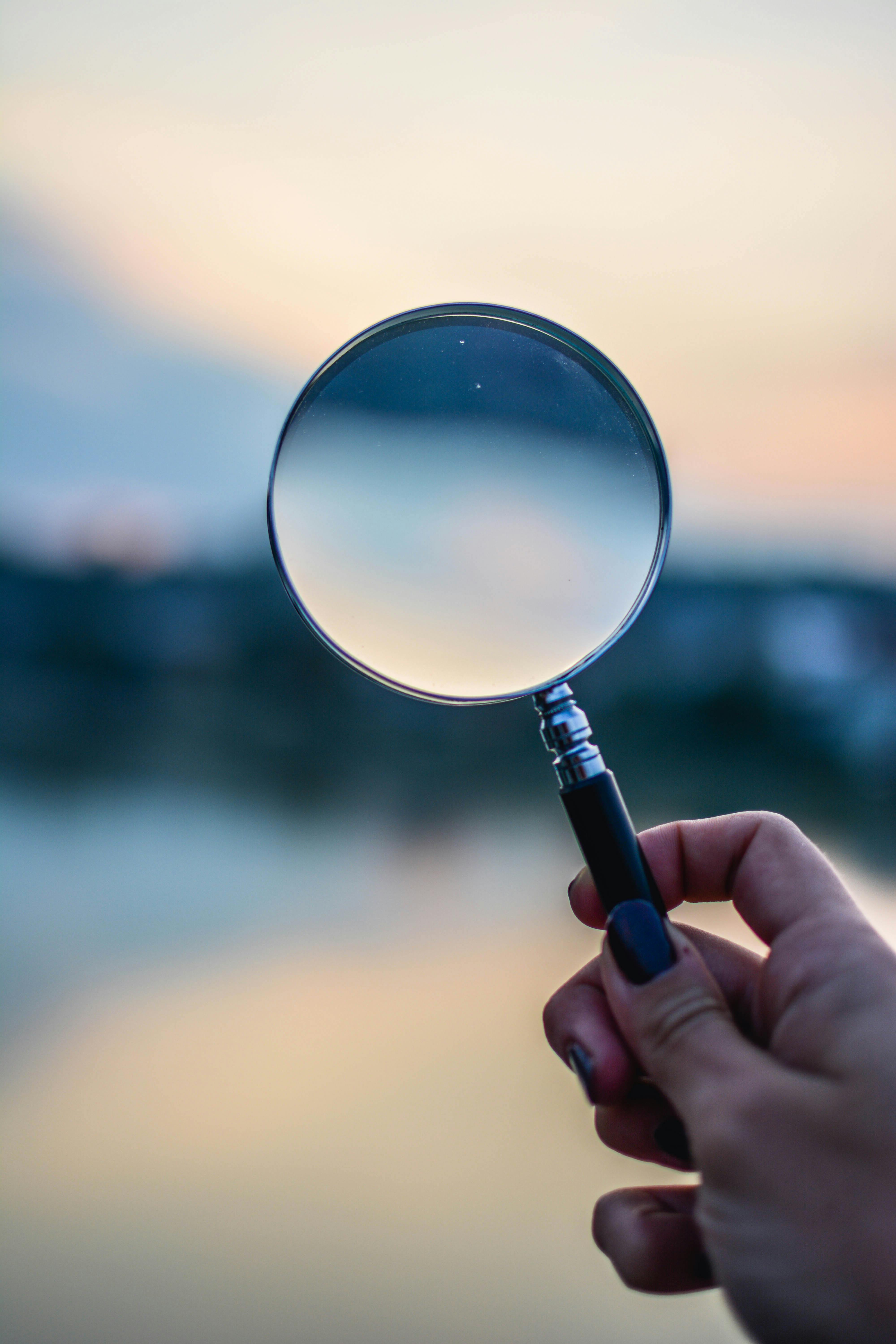 File:Magnifying glass icon.svg - Wikipedia