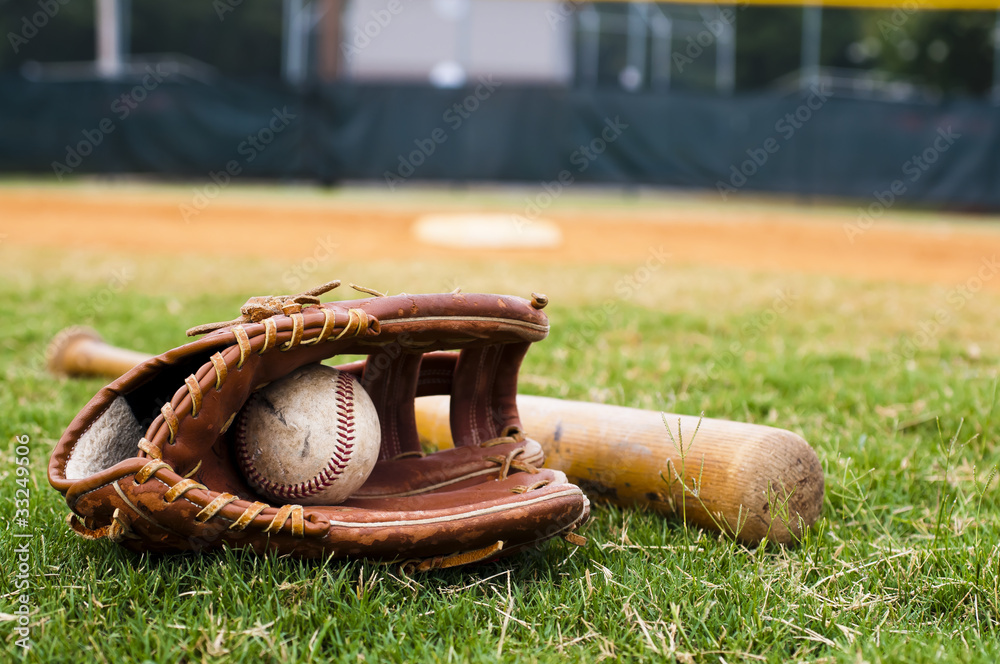 Poster, Wandbilder Old Baseball, Glove, and Bat on Field, 40x26.7 cm