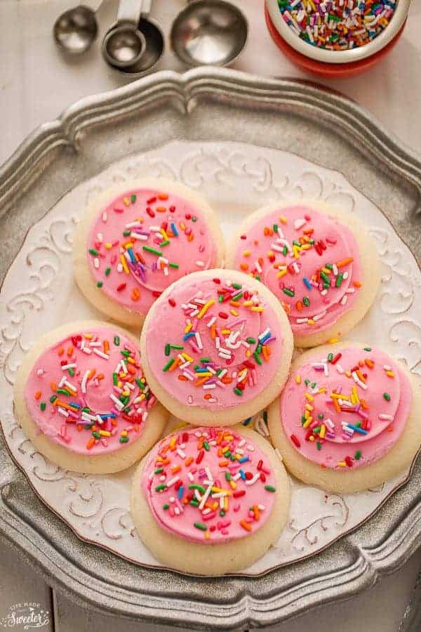 Soft Lofthouse Style Frosted Sugar Cookies {Copycat Recipe}