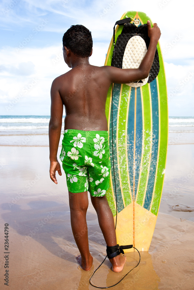 Poster, Wandbilder surfer boy teen going surfing surfboard at the beach,  26.7x40 cm
