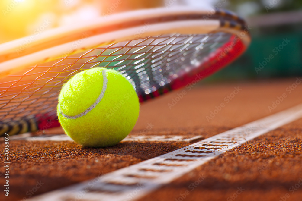Poster, Wandbilder .tennis ball on a tennis court, 40x26.7 cm