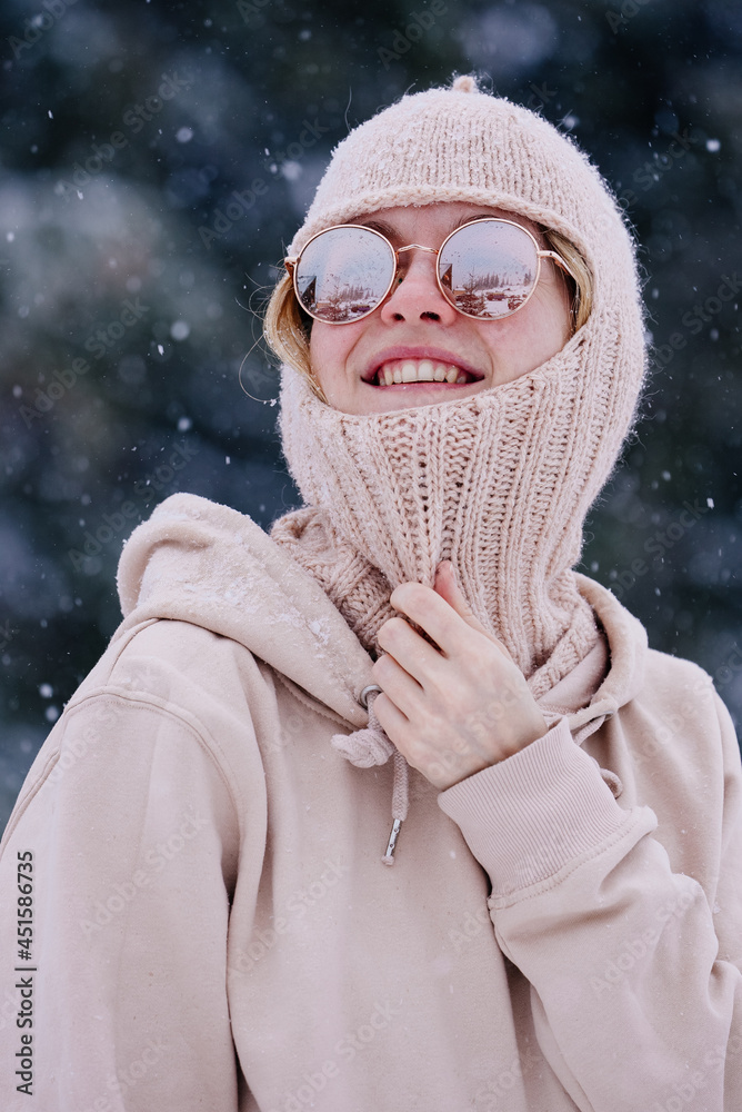 Poster, Wandbilder woman in winter clothes handknit hat, 26.7x40 cm