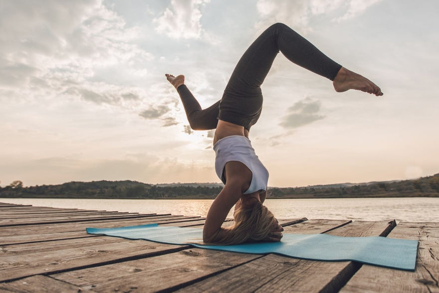 Yoga Kopfstand: Warum er gesund für dich ist und wie du ihn lernst ...