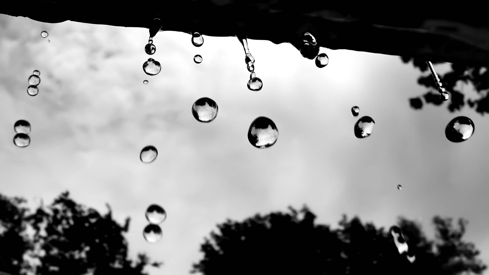 С крыш падает вода. Падающие капли воды. Капли падают. Капли дождя. Капли дождя падают.