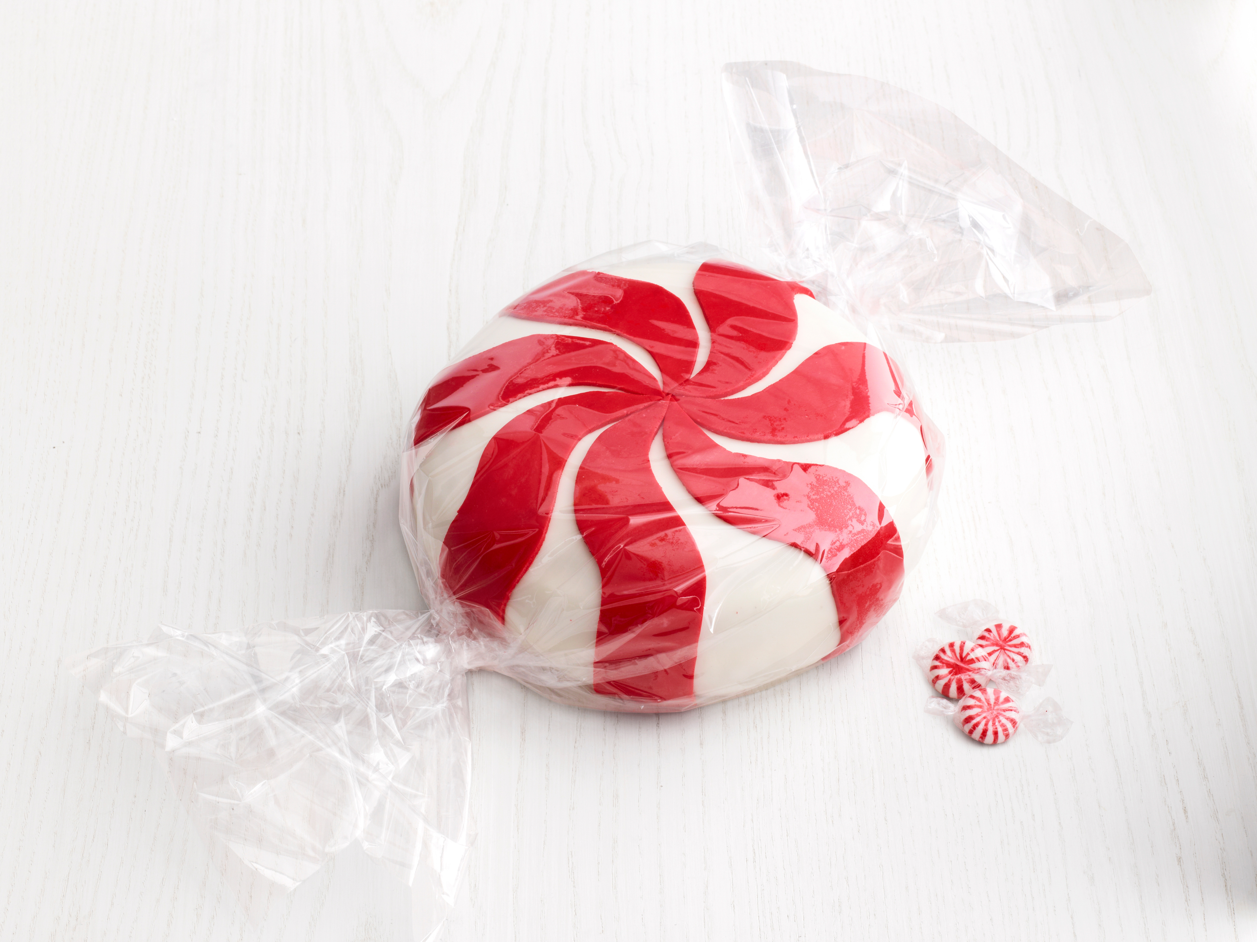 Когда выходит конфетка 2. Peppermint Candy конфеты. Конфеты красно белые леденцы. Красное и белое конфеты. Красно белые конфеты круглые.