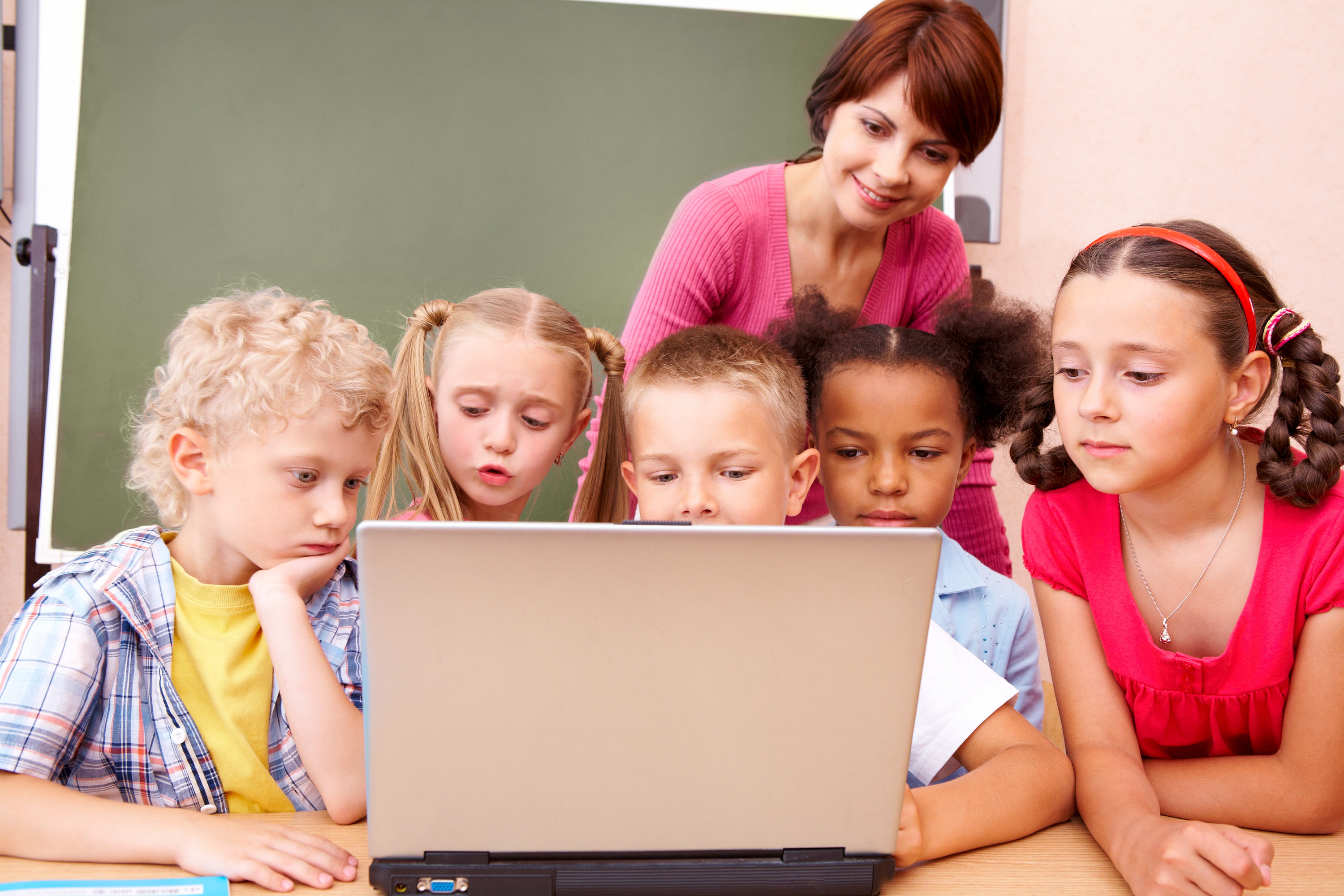 Компьютер дети школа. Педагог и дети. Учитель компьютер для детей. Дети за компьютером в школе. Воспитатель дети и компьютер.