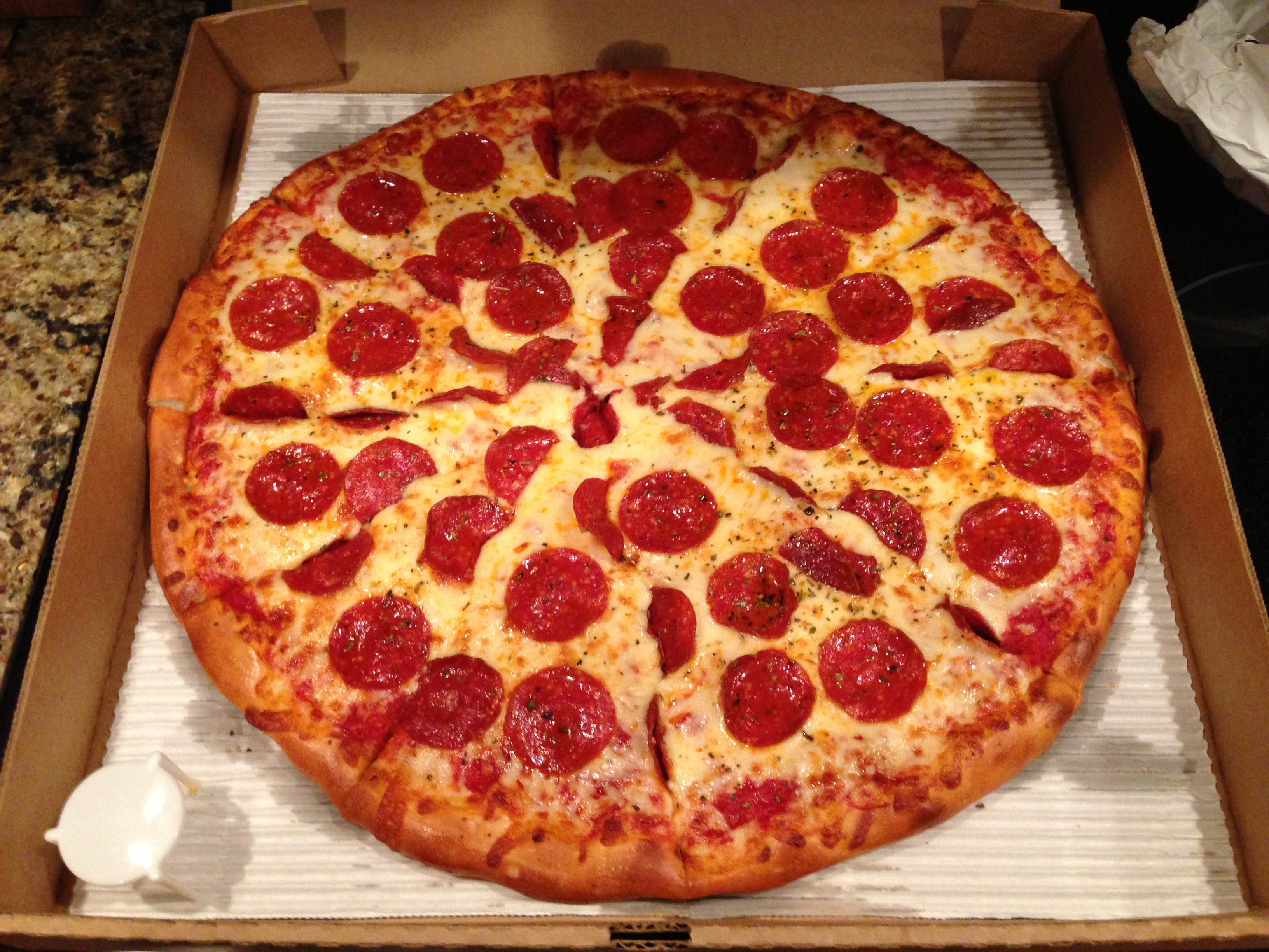 фото пиццы пепперони в коробке фото 1