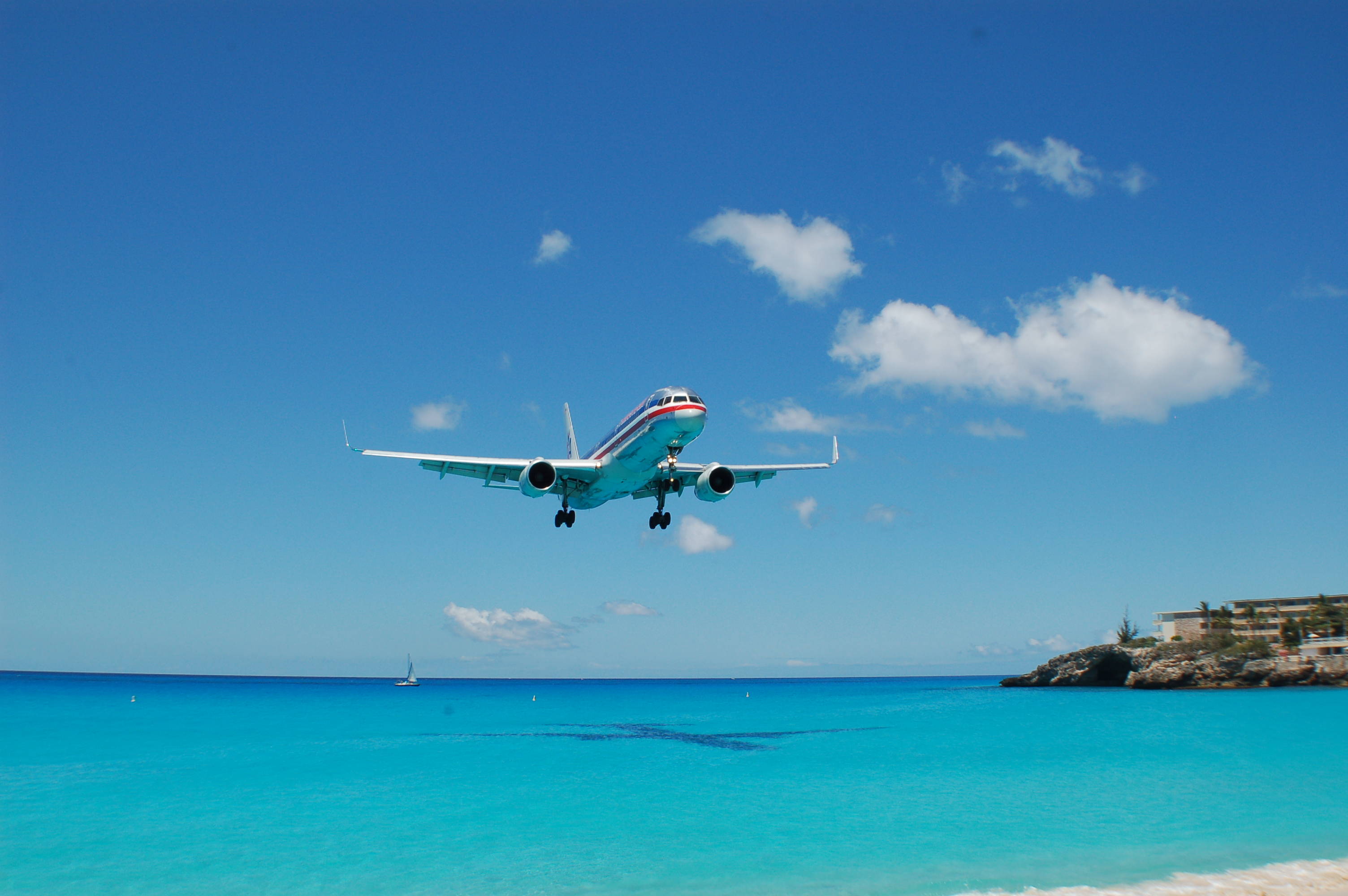 Авиарейсы в турцию. Самолет над пляжем. Самолет над морем. Полет самолета над морем. Обои самолет.