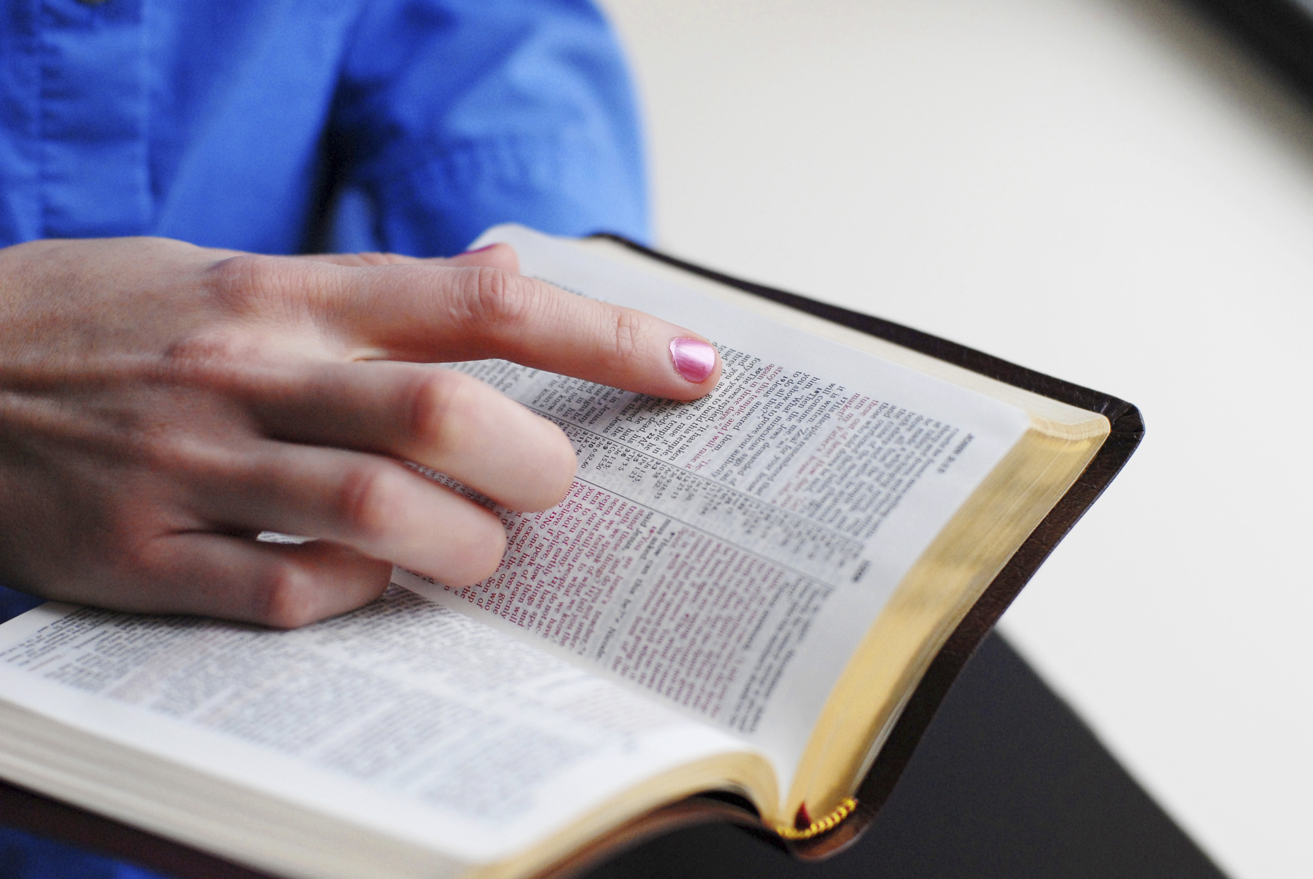 Библию читать будем. Чтение Библии. Человек читает Библию. Изучать Библию. Человек с Библией в руках.