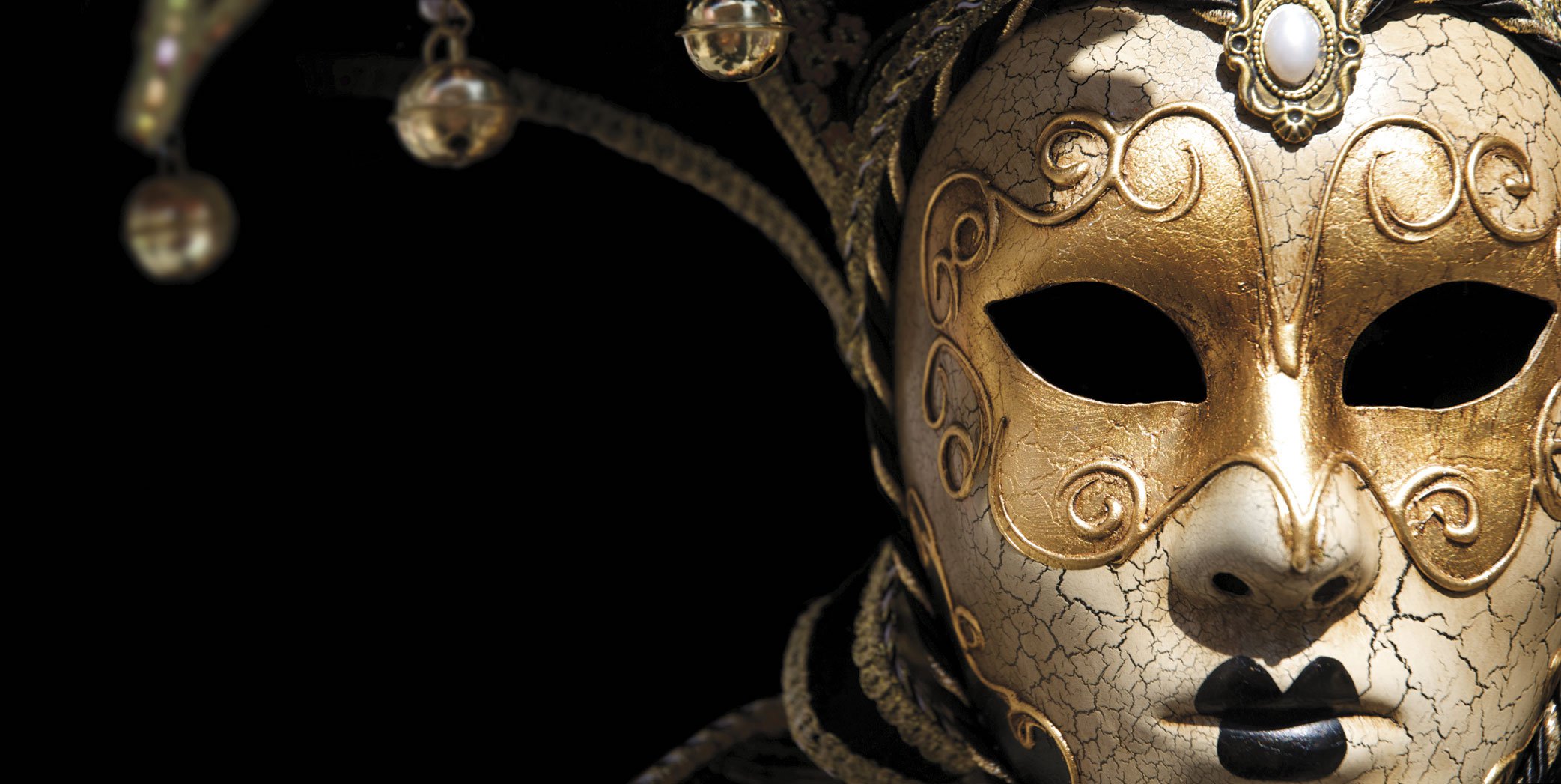 Маска на черном фоне. Венецианская маска Маттачино. Красивые театральные маски. Венецианский карнавал маски. Театральная маска на черном фоне.