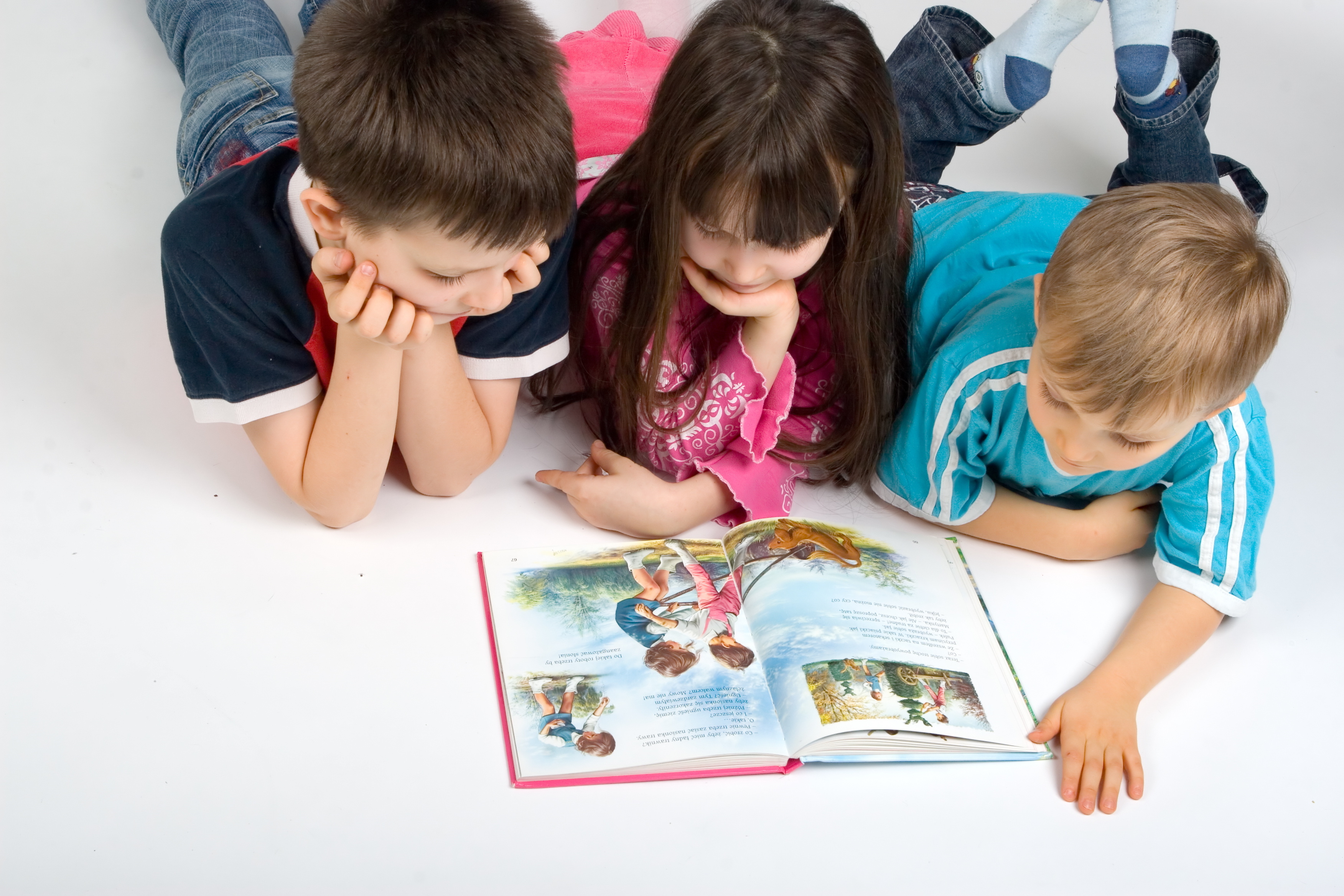 Международный день детской книги в младшей группе. Сказки для детей. Сказки для детей читать. Дети дошкольники. Дети читают.