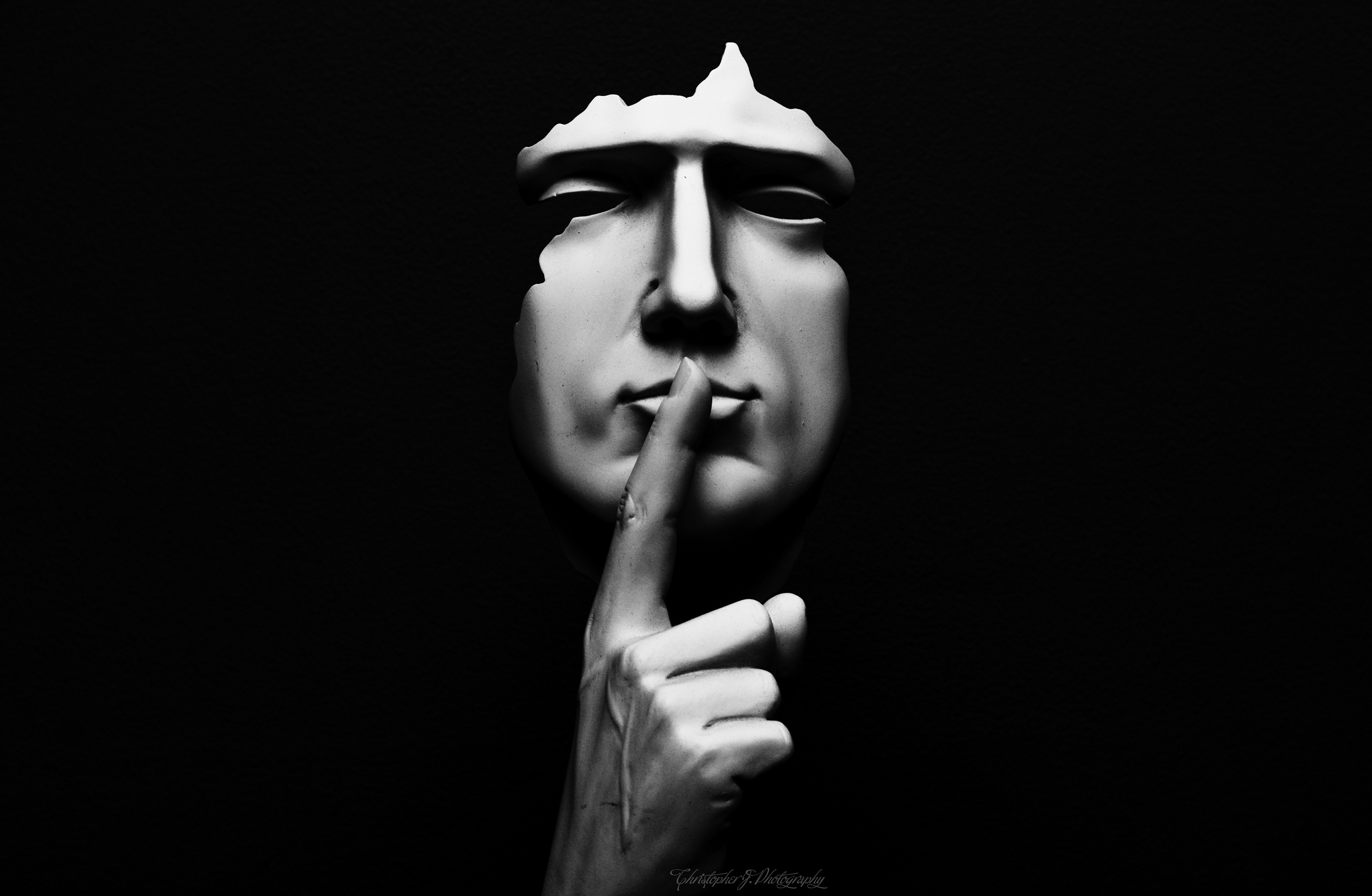 Молчание рисунок. Человек с пальцем у рта. Палец к губам тише мужчина. Тихо. Жест тихо.