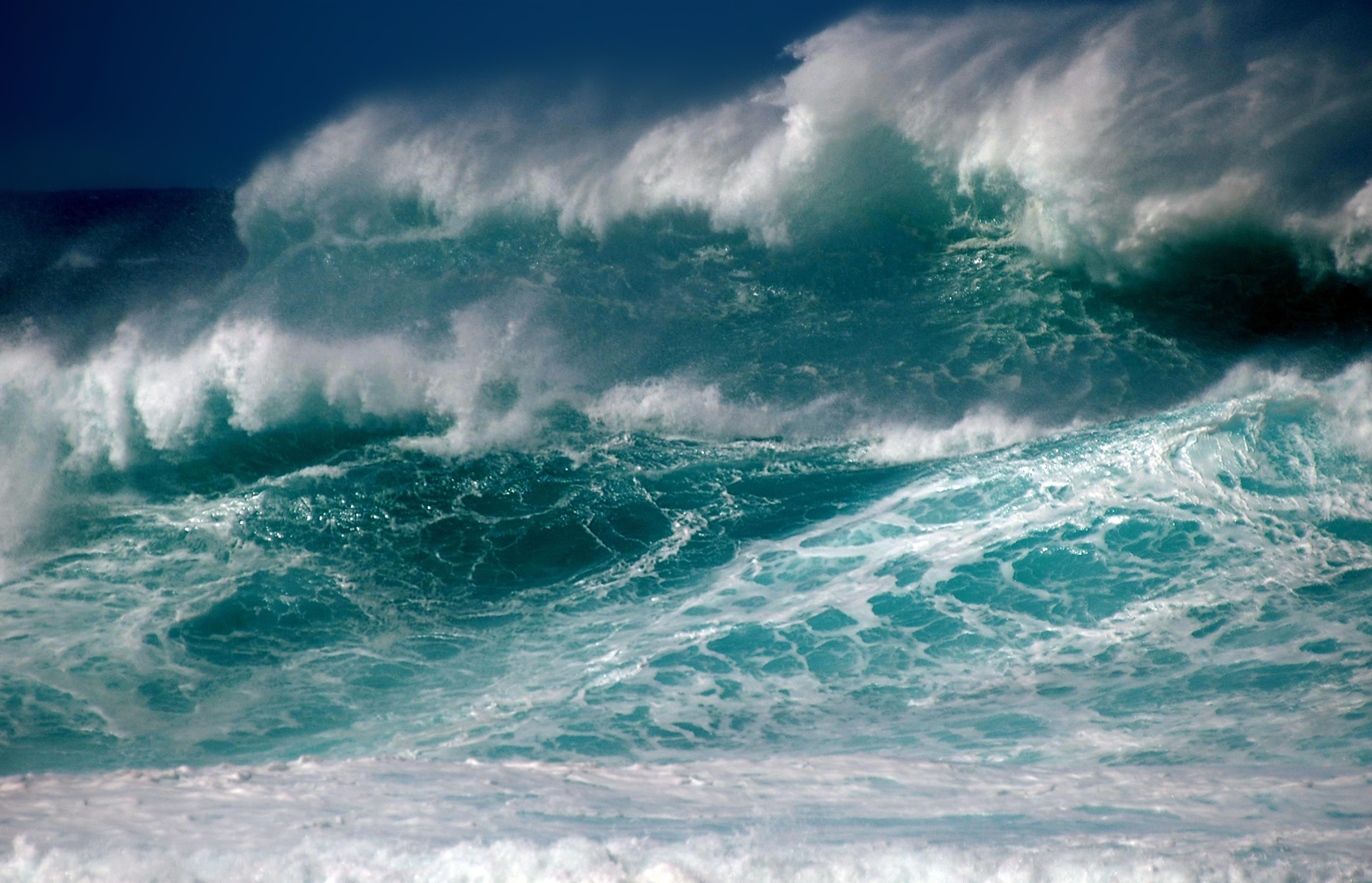 Волна с волною спорит. Атлантический океан шторм. Море шторм. Море, волны. Океан волны.