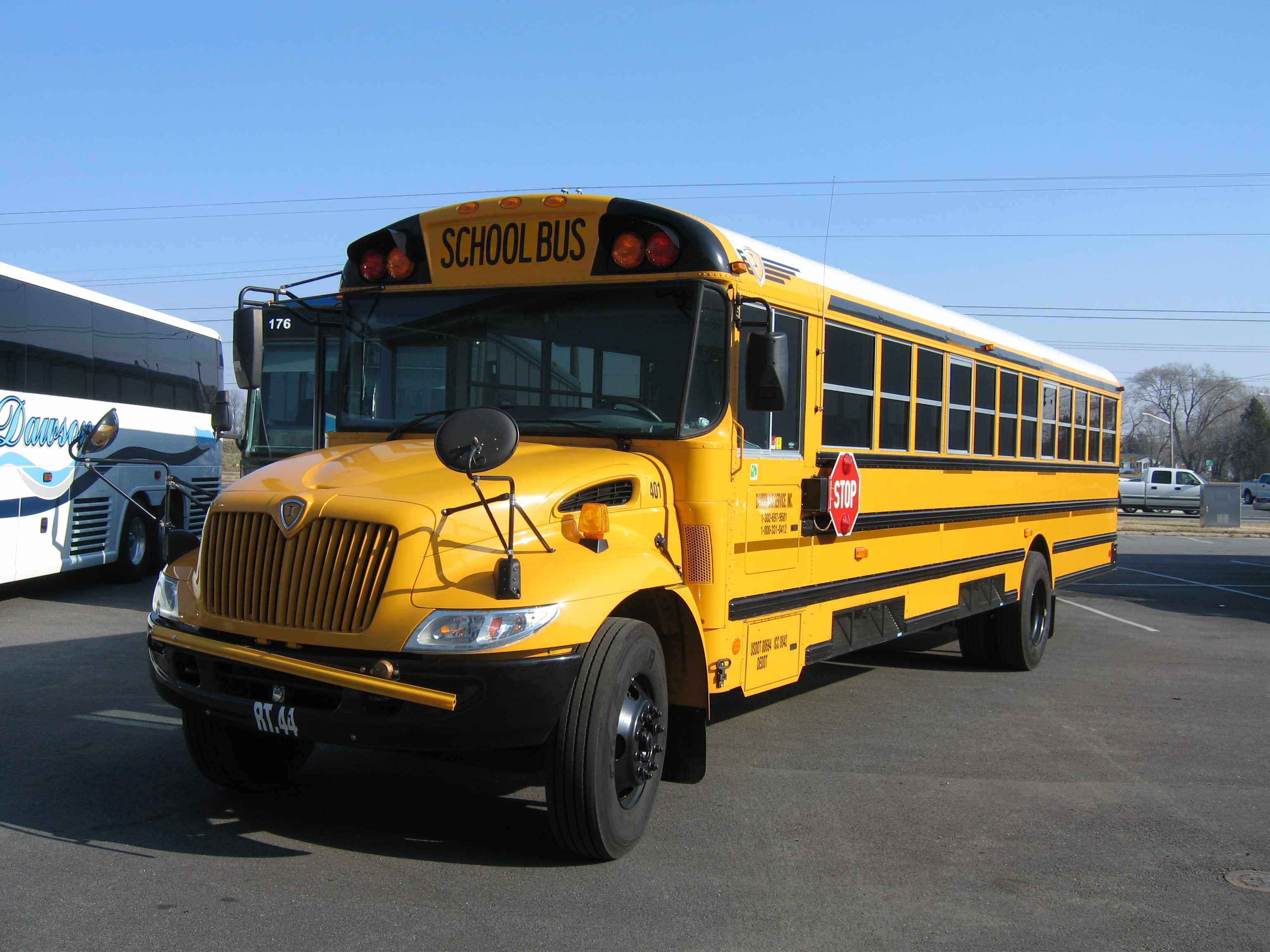Школьный автобус характеристики. Школьный автобус Alphard. Американский школьный автобус. Жёлтый школьный автобус. Школьный автобус в Англии.