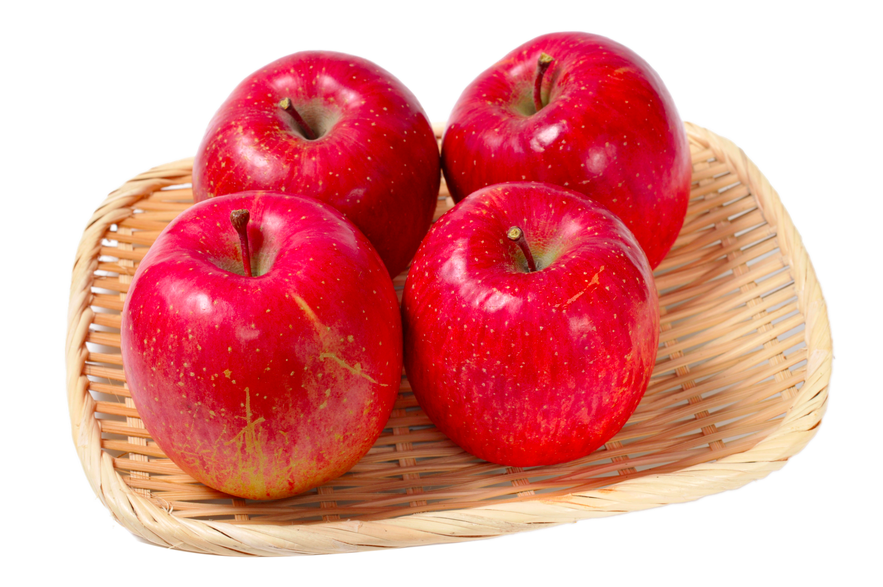 Завтрак 2 яблока. Яблоки красные. Яблоко на тарелке. Красные яблоки на тарелке. Яблочки на тарелке.