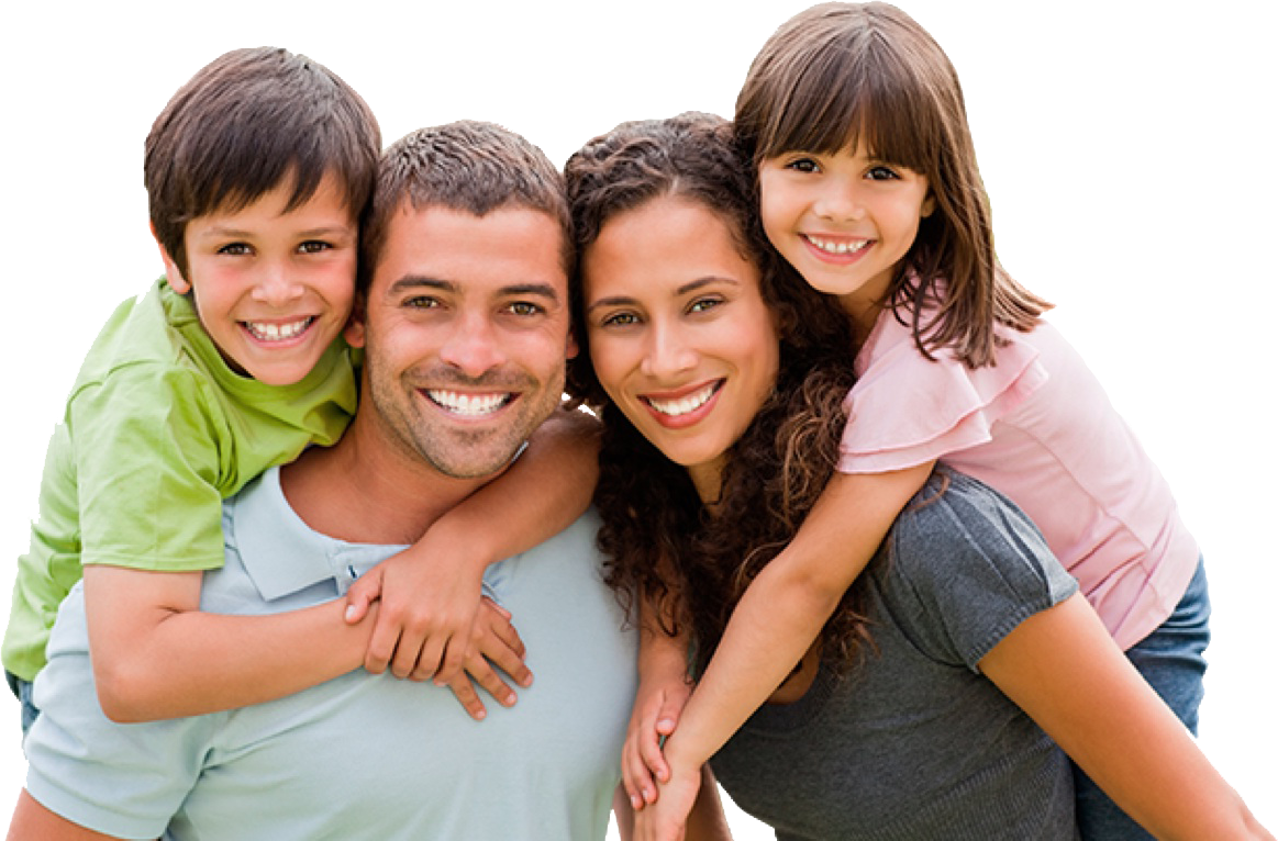 Счастливый ребенок. Семья на белом фоне. Семья улыбается. Портрет счастливой семьи.